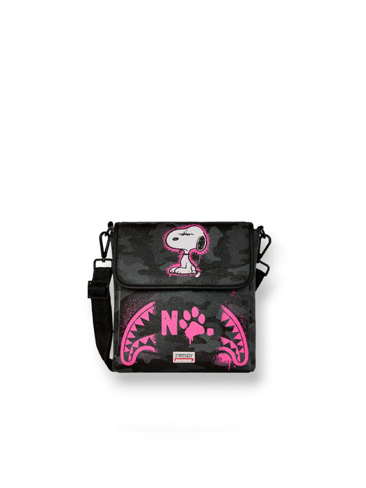 Sprayground Peanuts Snoopy Pink Stencil Messenger Sling - Borse Unisex - Nero